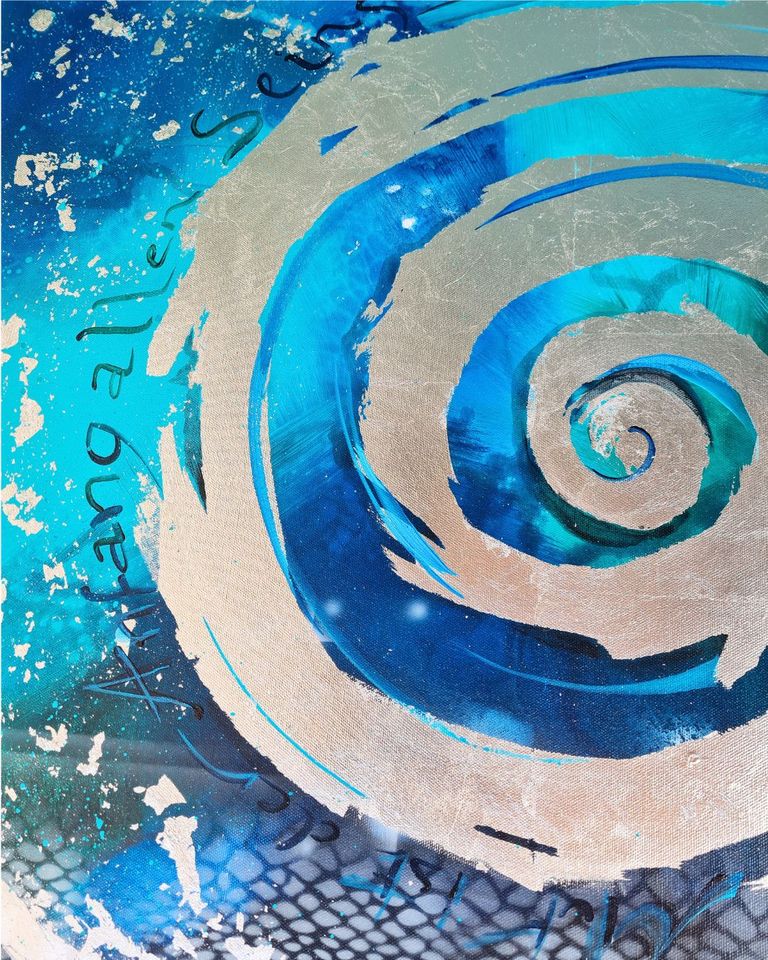 Abstraktes Gemälde mit einer silbernen Spiralform auf einem blauen Hintergrund, auf dem teilweise der Schriftzug 'Mut ist der Anfang allen Seins' zu erkennen ist.